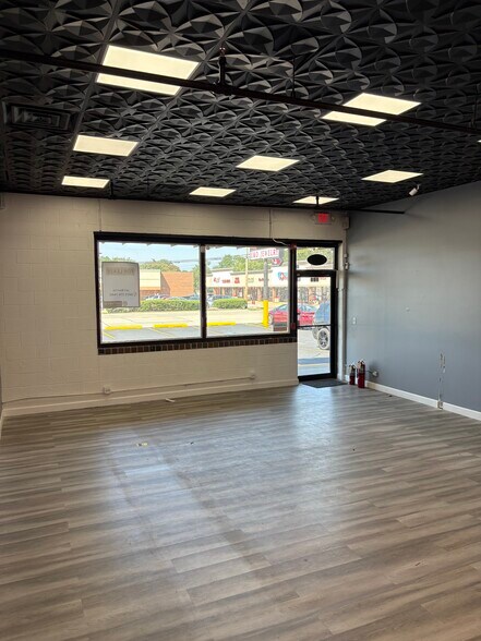 More Photos Of 925-929 S York St, Elmhurst Storefront Retail Office For Lease