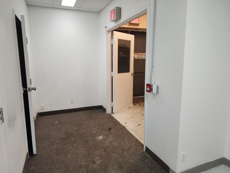 More Photos Of 1443-1449 Main St E, Hamilton General Retail For Lease