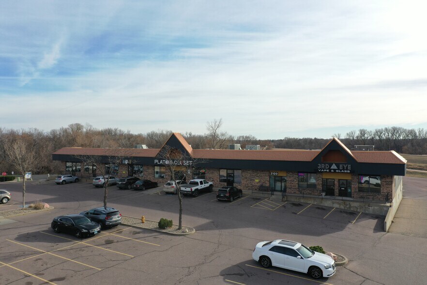More Photos Of 3101 W 41st St, Sioux Falls General Retail For Sale