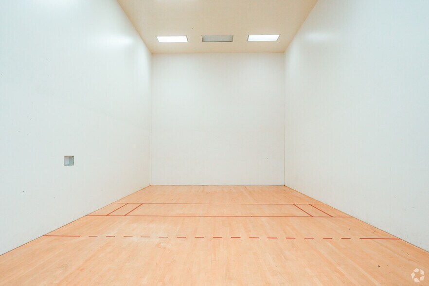 More Photos Of 46 Northtown Dr, Jackson Fitness Center For Lease