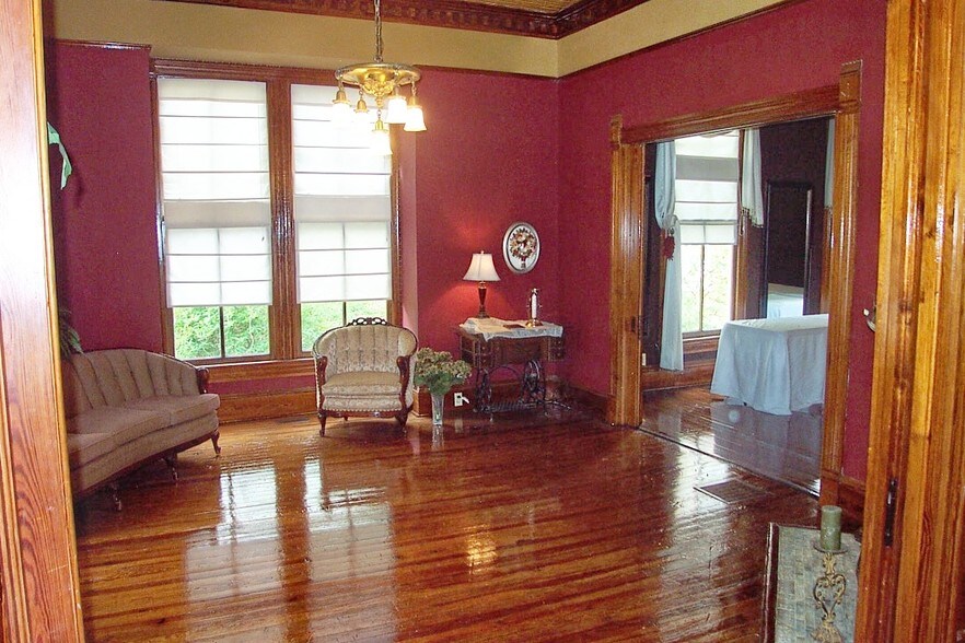 More Photos Of 27 Sycamore St, Jefferson Specialty For Lease