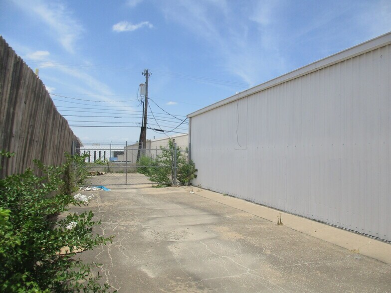 More Photos Of 7619-7621 E 46th Pl, Tulsa Showroom For Sale