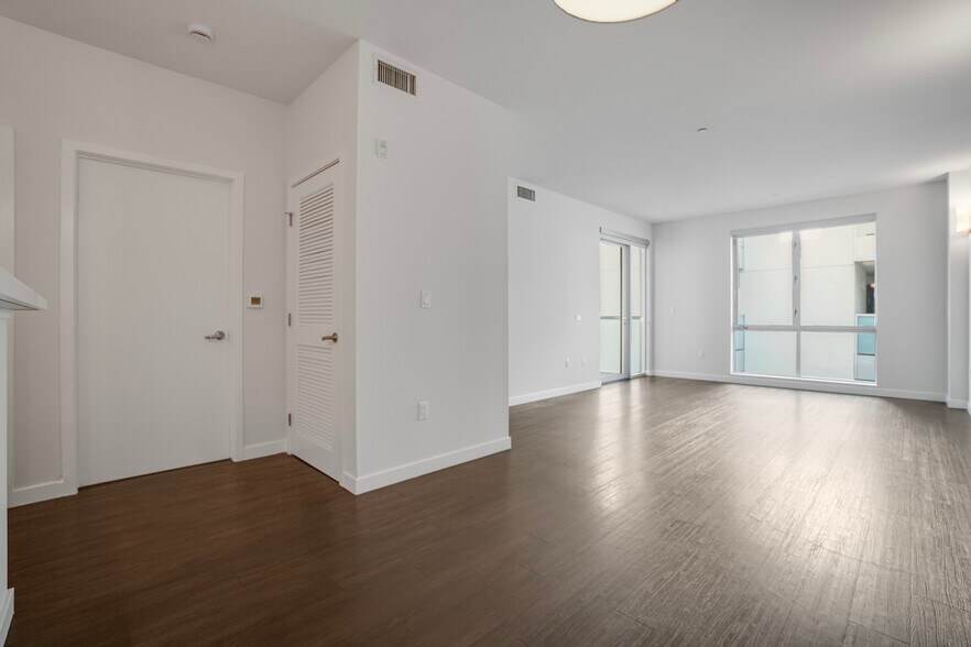 More Photos Of 525 Santa Monica Blvd, Santa Monica Apartments For Sale