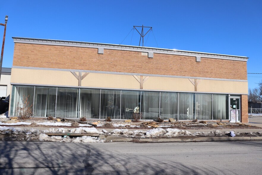 More Photos Of 205 E Green St, Clinton Storefront For Sale