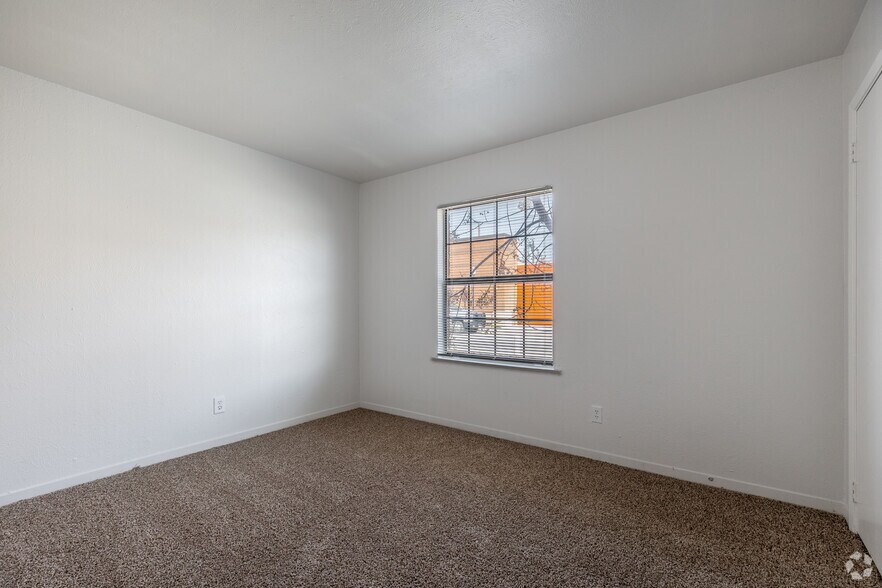 More Photos Of 101-121 S Bonnie Brae St, Denton Apartments For Sale