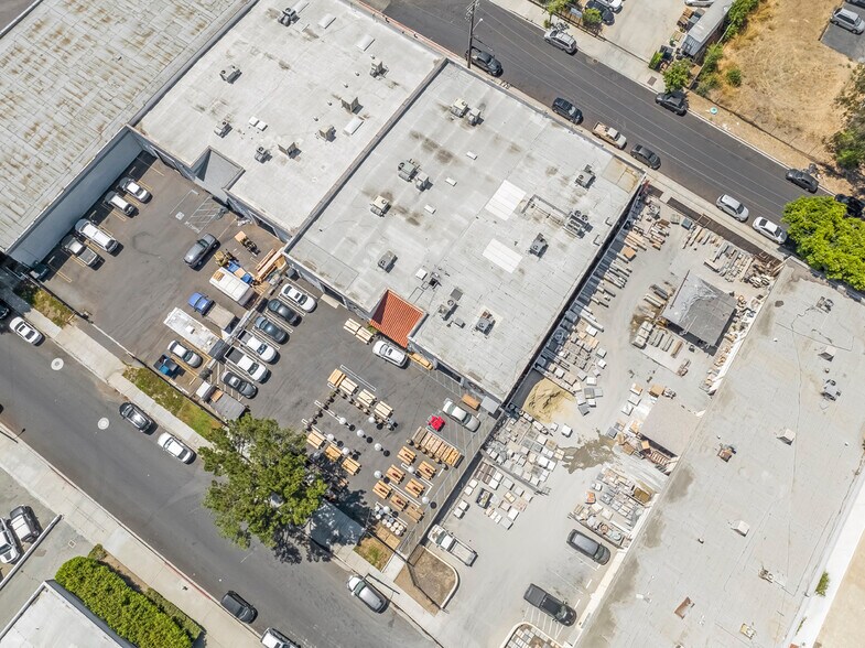 More Photos Of 425 Park Ave, San Fernando Warehouse For Sale