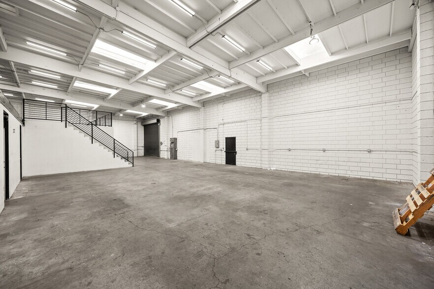 More Photos Of 2702 Saint Louis Ave, Signal Hill Warehouse For Lease