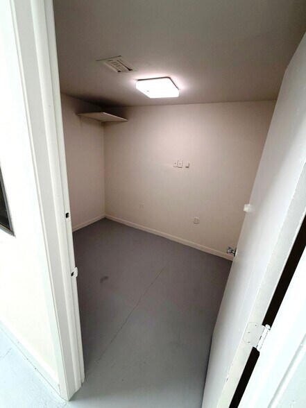 More Photos Of 1056 NE Pine Island Rd, Cape Coral Showroom For Lease