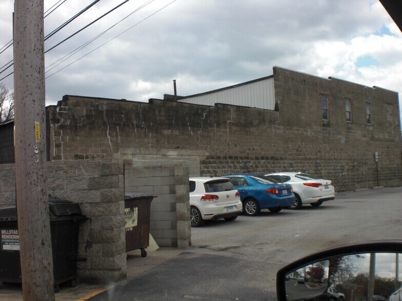 More Photos Of 113 S Washington St, Carbondale Flex For Sale