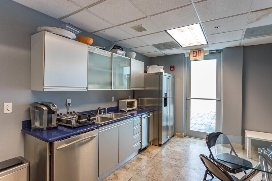 More Photos Of 5020 Biscayne Blvd, Miami Movie Radio TVStudio For Sale