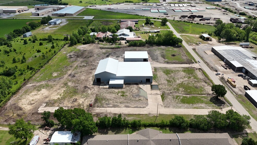 More Photos Of 1100 E 14th St, Dewey Warehouse For Lease