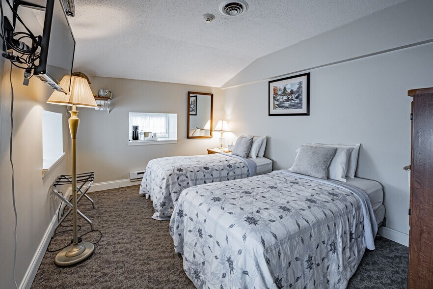 More Photos Of 310 Lake St, Wilson Hotel For Sale