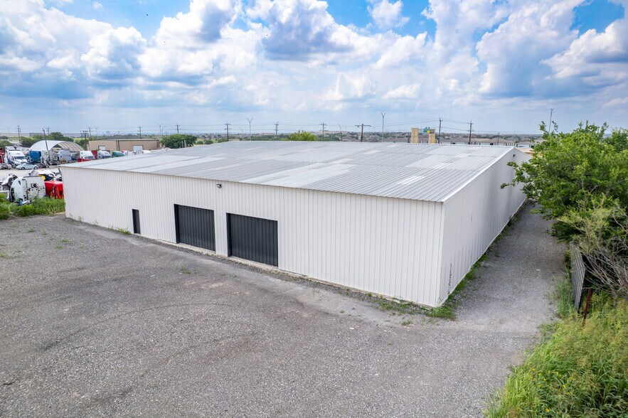 More Photos Of 7240 E IH-10, San Antonio Warehouse For Lease