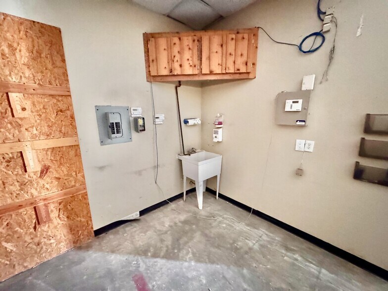 More Photos Of 210 Wyoming Blvd, Pleasanton Warehouse For Lease