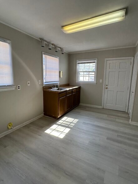 More Photos Of 1901-1903 Bragg Blvd, Fayetteville Office For Lease