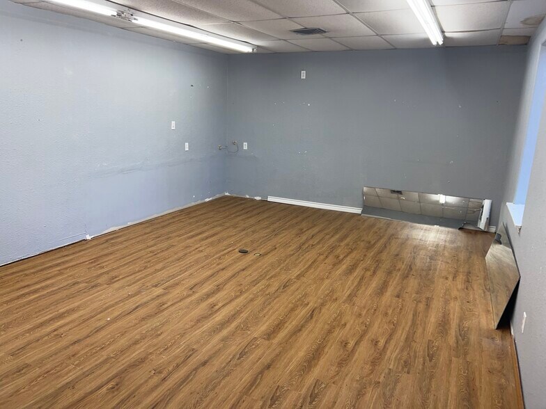 More Photos Of 810 E Main Ave, Robstown Office For Lease