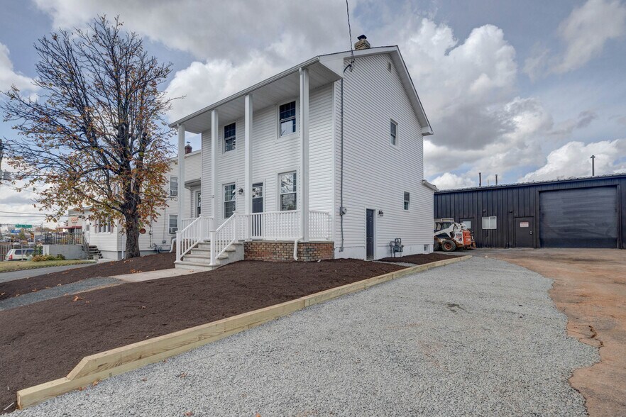 More Photos Of 12 Jansen Ave, Woodbridge Warehouse For Sale