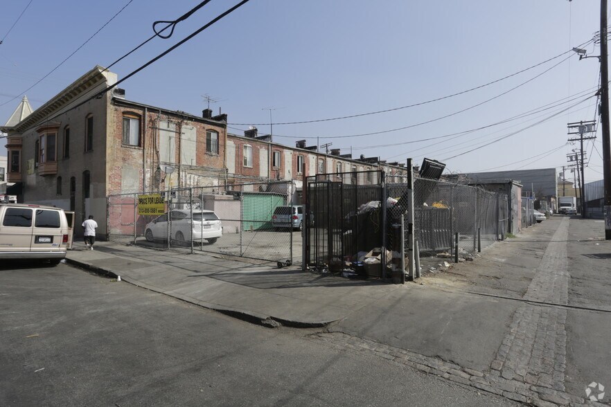 More Photos Of 722-748 1/2 San Pedro St, Los Angeles Apartments For Lease