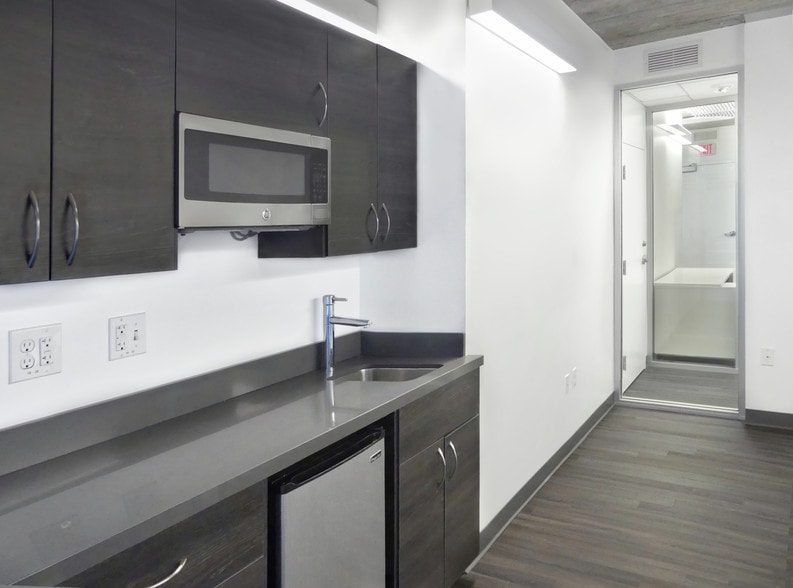 More Photos Of 6565 W Sunset Blvd, Hollywood Office For Lease