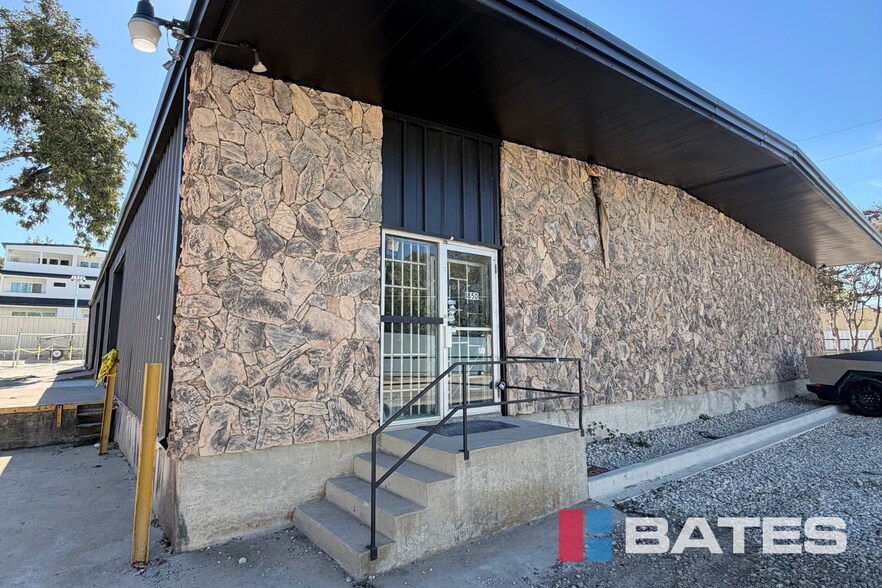 More Photos Of 1850 W Commerce St, Dallas Distribution For Lease