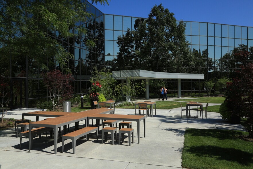 More Photos Of 2333 Waukegan Rd, Bannockburn Unknown For Lease