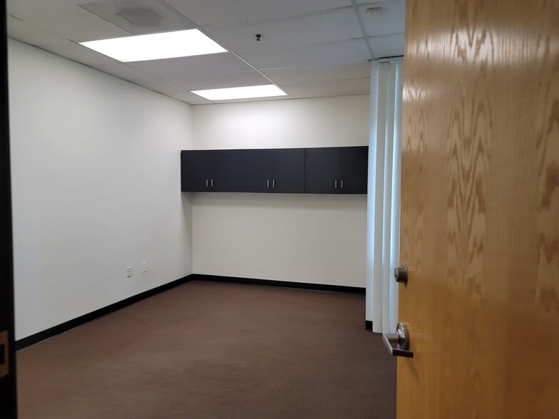 More Photos Of 800 S Rochester Ave, Ontario Warehouse For Lease