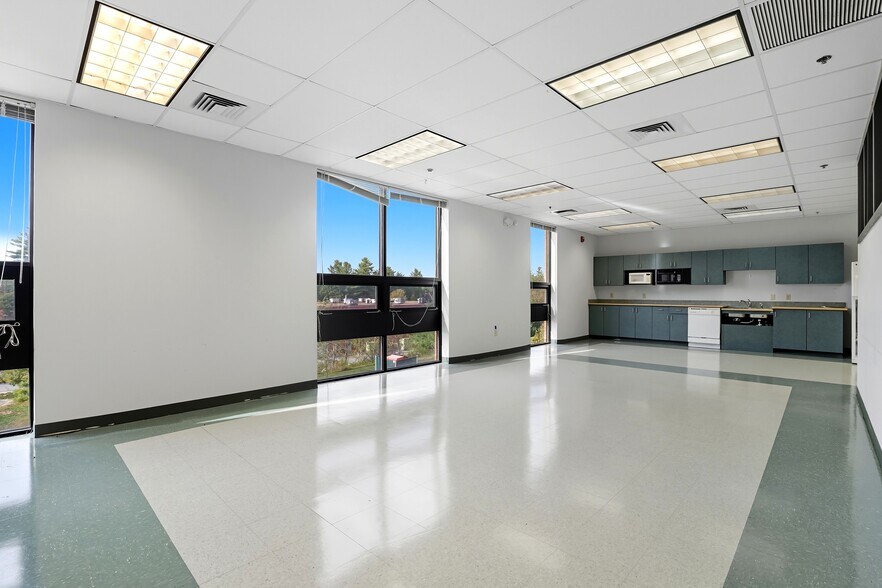 More Photos Of 25 Manchester St, Merrimack Loft Creative Space For Lease