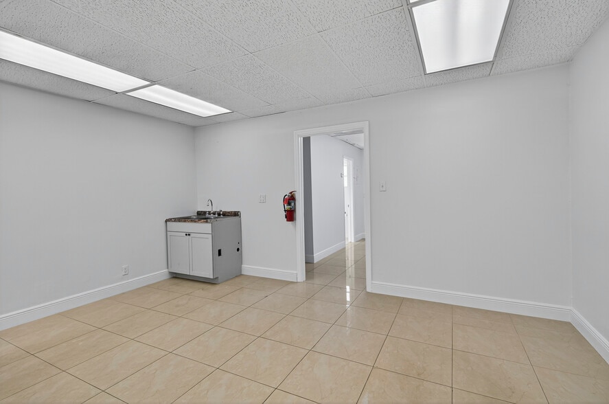 More Photos Of 1750 E Commercial Blvd, Fort Lauderdale Storefront For Lease