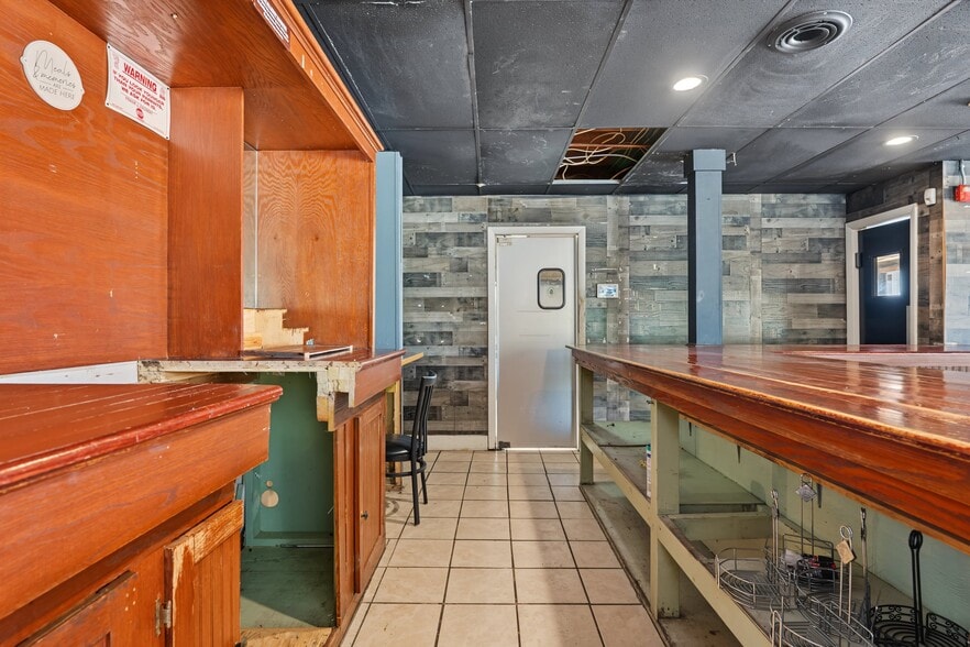 More Photos Of 1690 W Shore Rd, Warwick Storefront Retail Residential For Lease