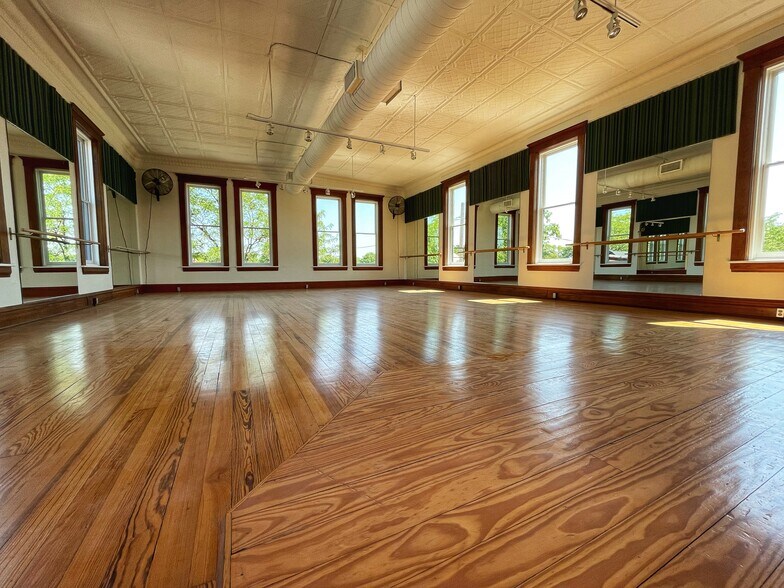 More Photos Of 19 E Waterloo St, Canal Winchester Storefront Retail Office For Lease