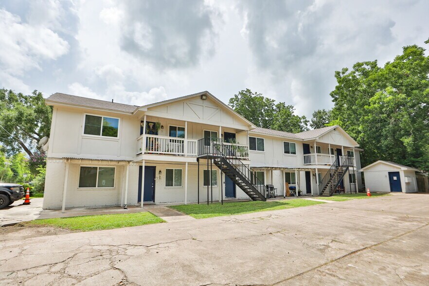 More Photos Of 1312 W Adoue St, Alvin Apartments For Sale