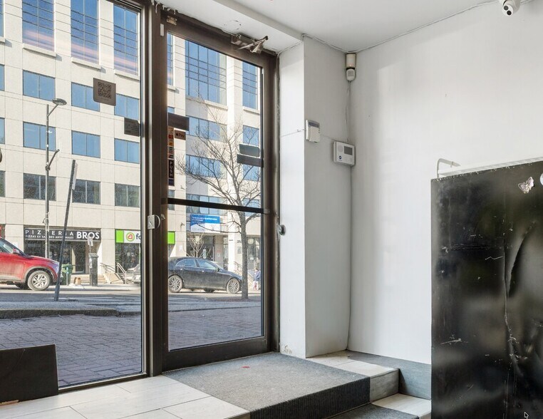 More Photos Of 5643 Ch De La Côte-Des-Neiges, Montréal General Retail For Lease