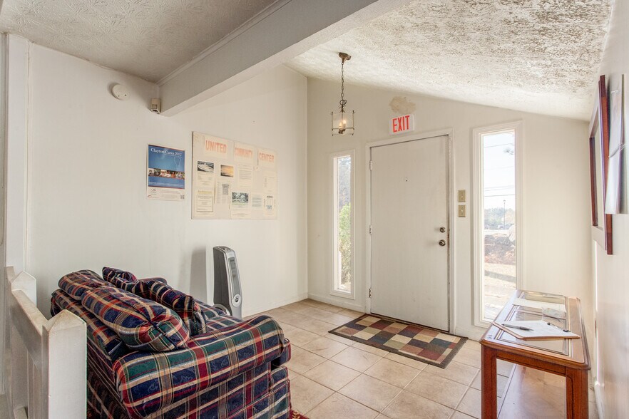 More Photos Of 1367 SW Highway 138, Riverdale Office For Sale