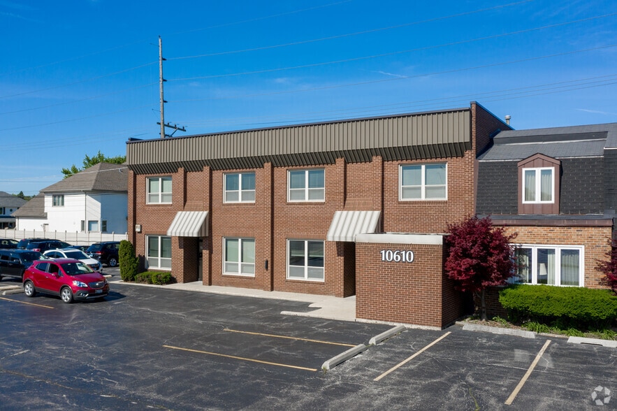 More Photos Of 10610 S Cicero Ave, Oak Lawn Office For Lease