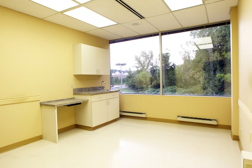More Photos Of 16216 Baxter Rd, Chesterfield Medical For Lease
