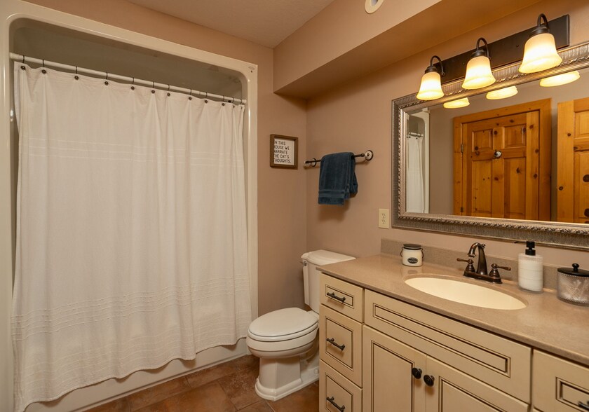 More Photos Of 1127 N Lakeshore Dr, Lake City Hotel For Sale