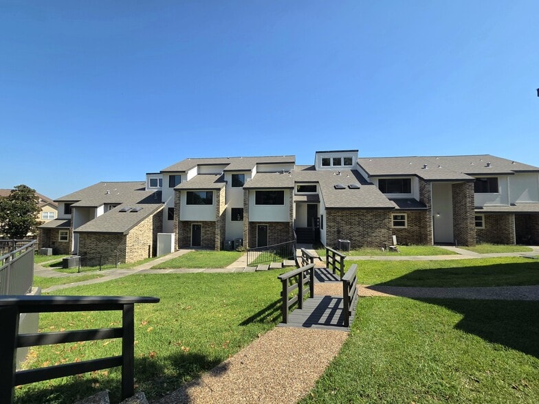 More Photos Of 17578 Highway 105, Montgomery Hotel For Sale