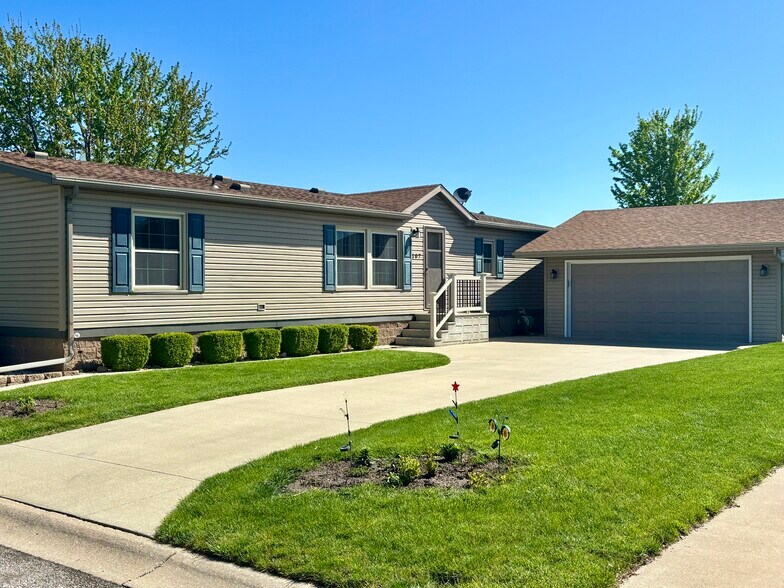 More Photos Of 104 Enterprise Dr, Chenoa Manufactured Housing Mobile Home Park For Sale