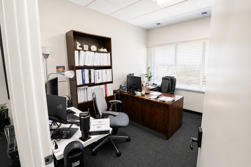 More Photos Of 935 N Plum Grove Rd, Schaumburg Office For Sale