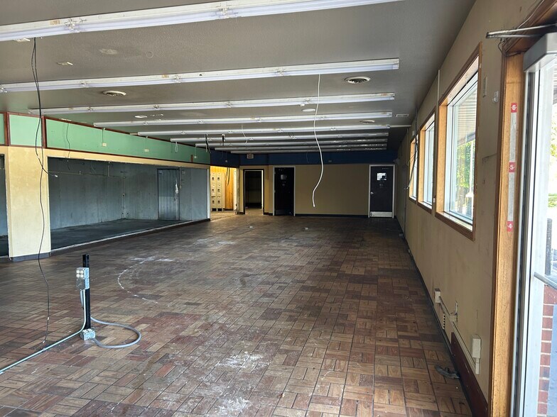 More Photos Of 1214 Franklin St, Waterloo General Retail For Sale