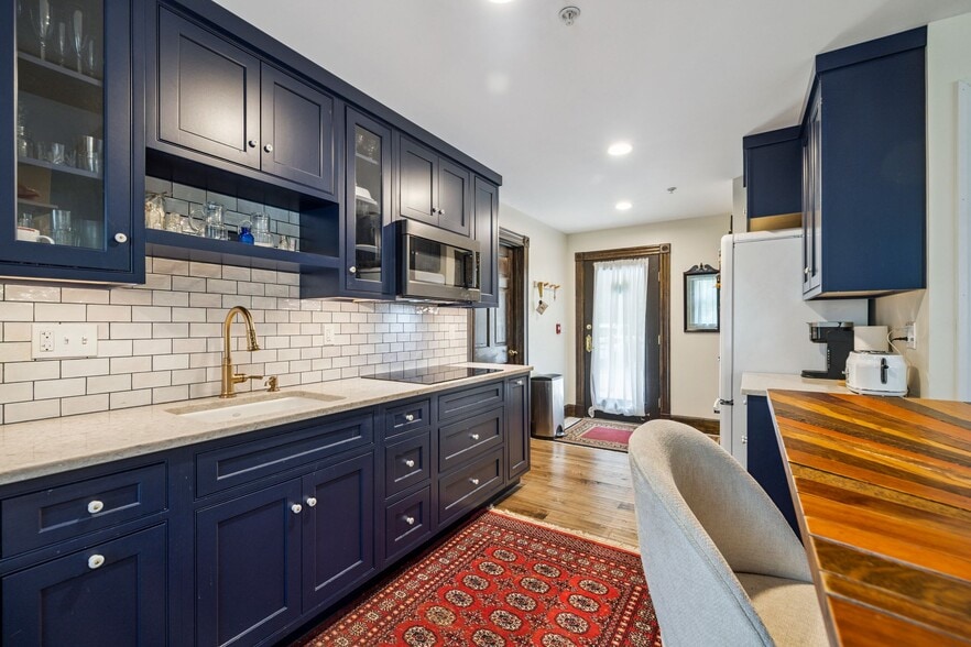 More Photos Of 41 Pleasant St, Woodstock Hospitality For Sale
