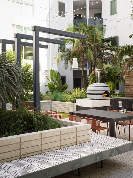 More Photos Of 2528 S Grand Ave, Los Angeles Apartments For Lease