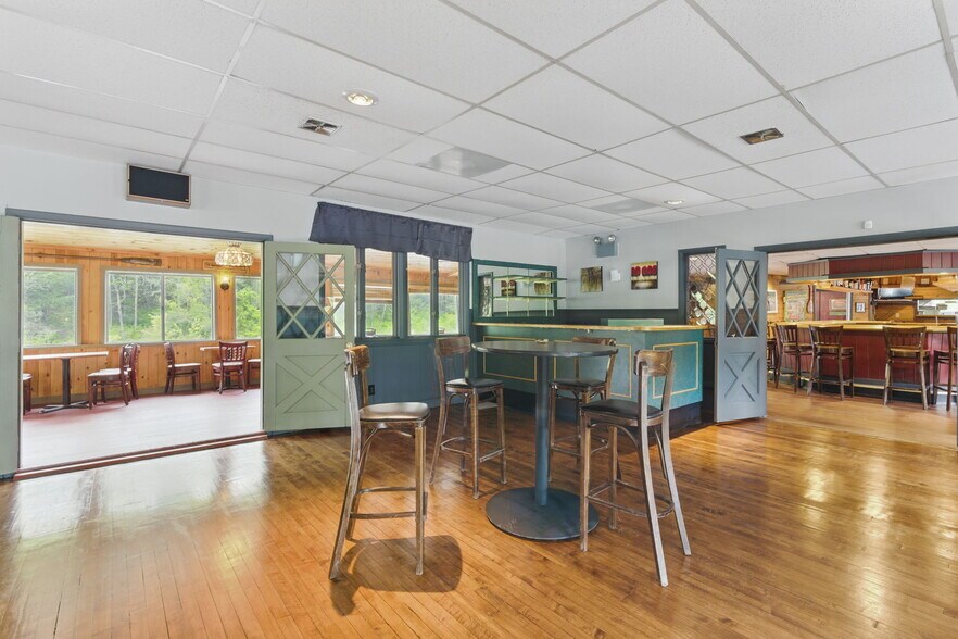 More Photos Of 200 Worthington Rd, Huntington Restaurant For Sale