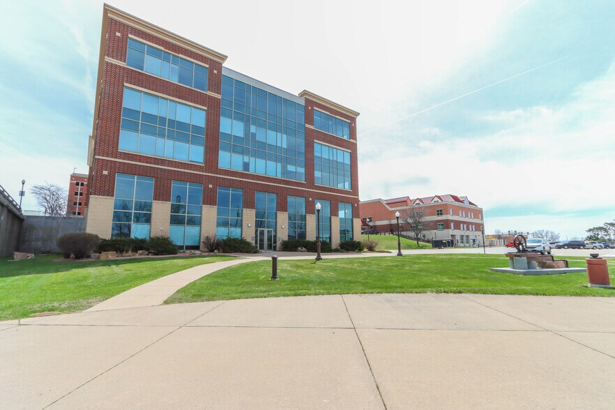 More Photos Of 11 Scott St, Wausau Office For Lease