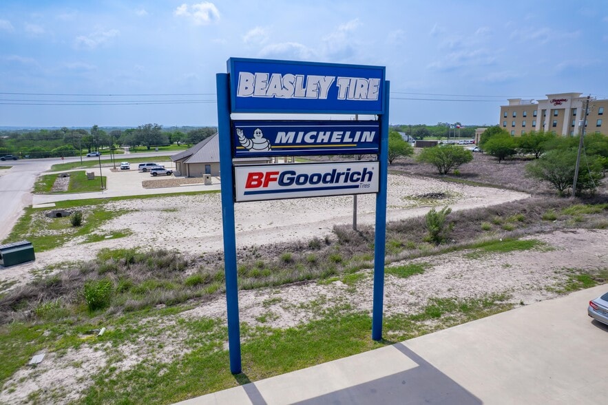 More Photos Of 209 Park Place Blvd, Kenedy Auto Repair For Sale