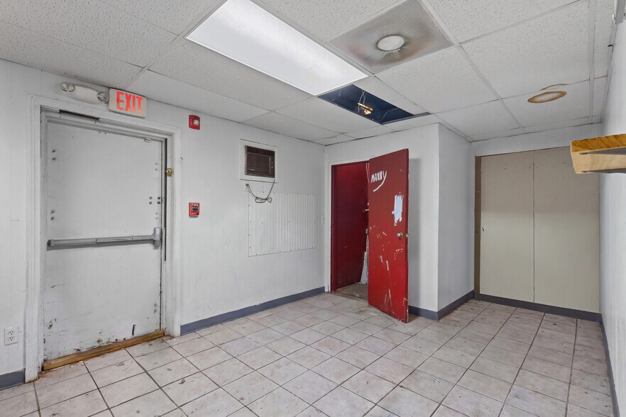 More Photos Of 184 W Main St, Dudley Freestanding For Sale