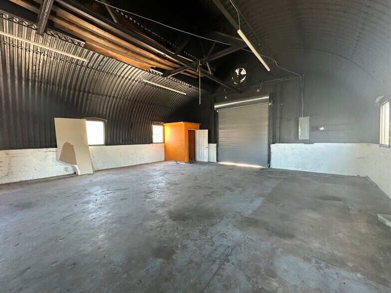 More Photos Of 2012 N Dixie Hwy, Hollywood Light Manufacturing For Sale