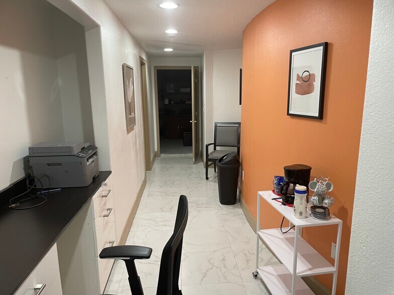 More Photos Of 8810 Commodity Cir, Orlando Showroom For Lease