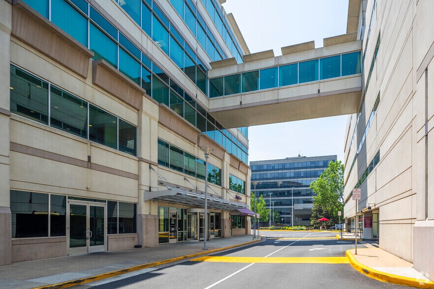 More Photos Of 1934 Old Gallows Rd, Vienna Office For Lease