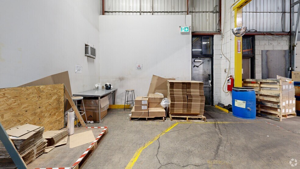 More Photos Of 1875-1905 Boul Lionel-Bertrand, Boisbriand Light Manufacturing For Lease
